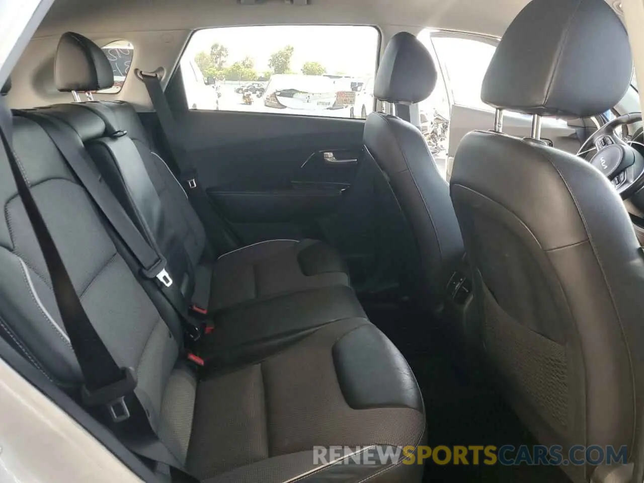 11 Photograph of a damaged car KNDCC3LG1N5161272 KIA NIRO S 2022