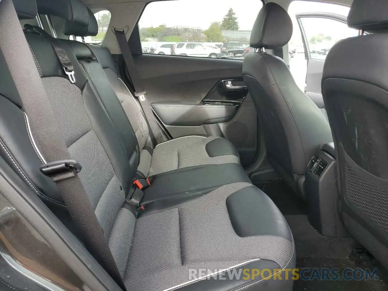 11 Photograph of a damaged car KNDCC3LG5N5160738 KIA NIRO S 2022