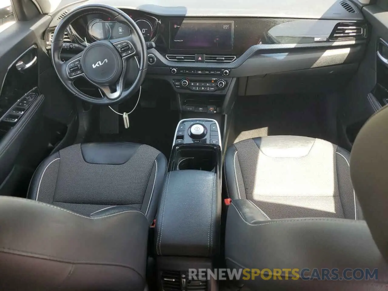 8 Photograph of a damaged car KNDCC3LG6N5116831 KIA NIRO S 2022