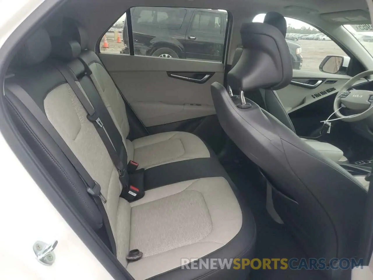 11 Photograph of a damaged car KNDCT3L1XP5014270 KIA NIRO WAVE 2023