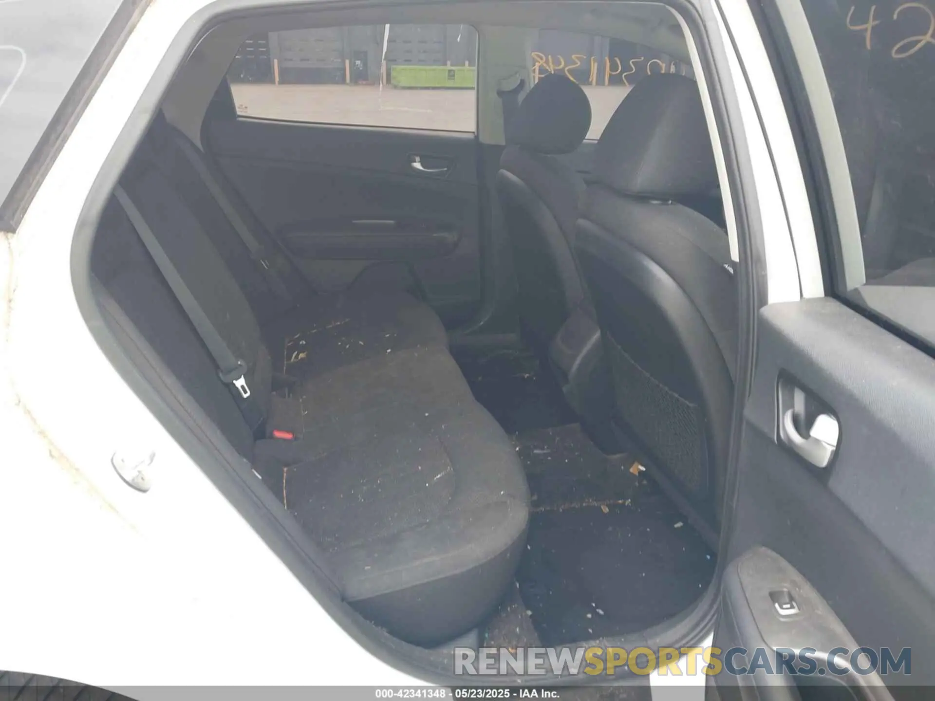 8 Photograph of a damaged car 5XXGT4L30KG280104 KIA OPTIMA 2019