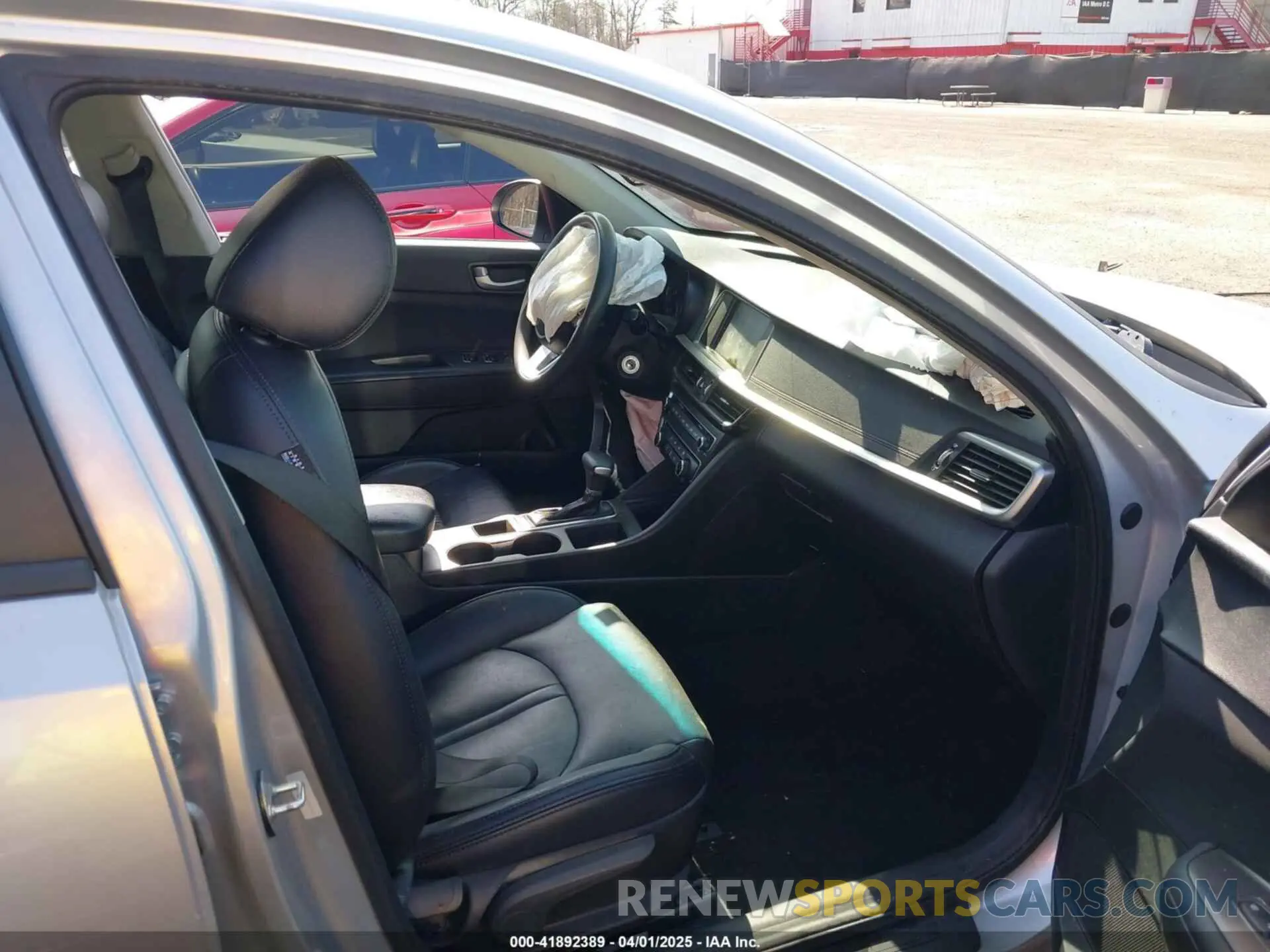 5 Photograph of a damaged car 5XXGT4L30KG287635 KIA OPTIMA 2019