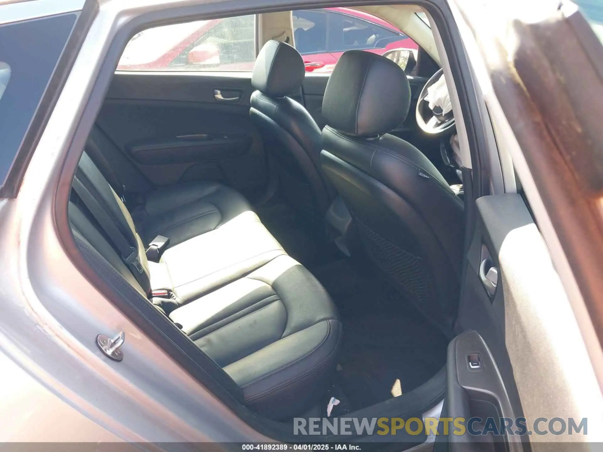 8 Photograph of a damaged car 5XXGT4L30KG287635 KIA OPTIMA 2019