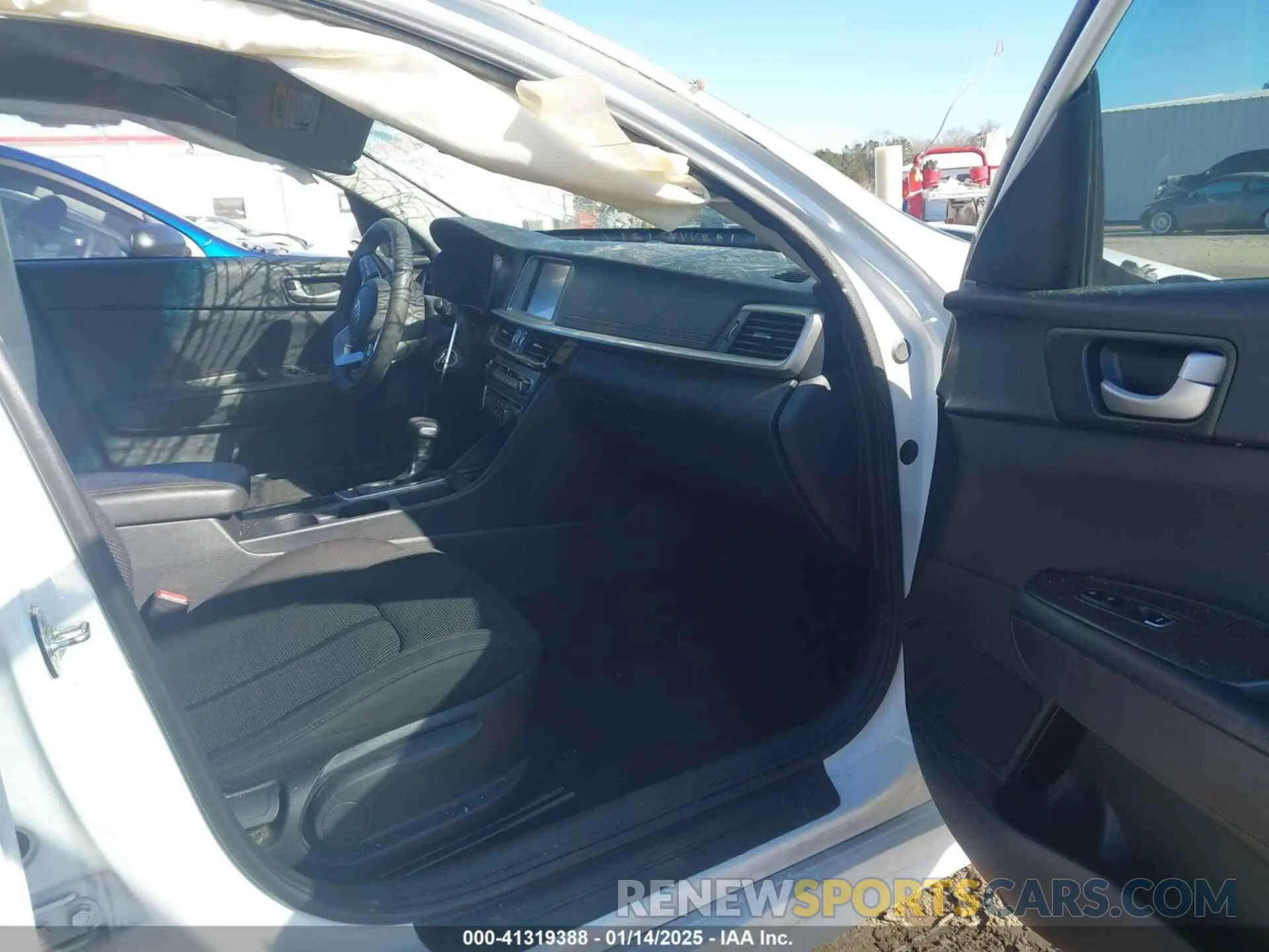 5 Photograph of a damaged car 5XXGT4L30KG299090 KIA OPTIMA 2019