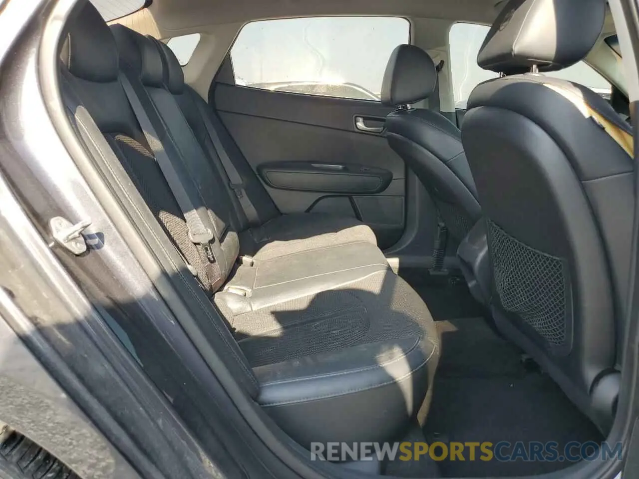 10 Photograph of a damaged car 5XXGT4L30KG314073 KIA OPTIMA 2019