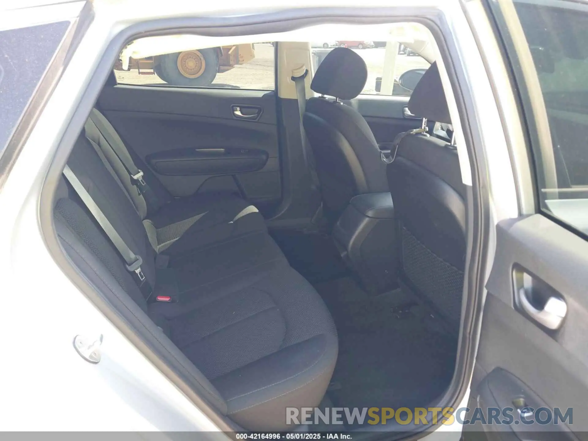 8 Photograph of a damaged car 5XXGT4L30KG327423 KIA OPTIMA 2019