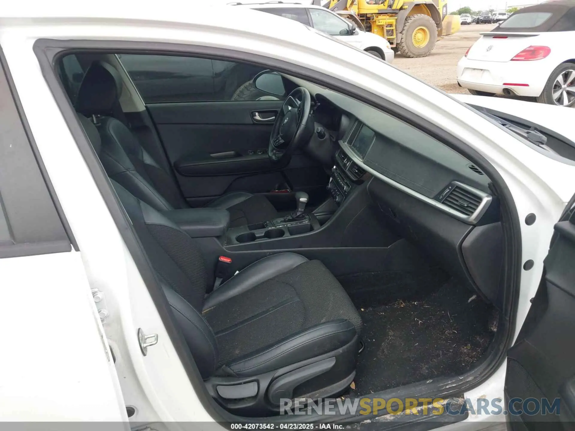 5 Photograph of a damaged car 5XXGT4L30KG333769 KIA OPTIMA 2019