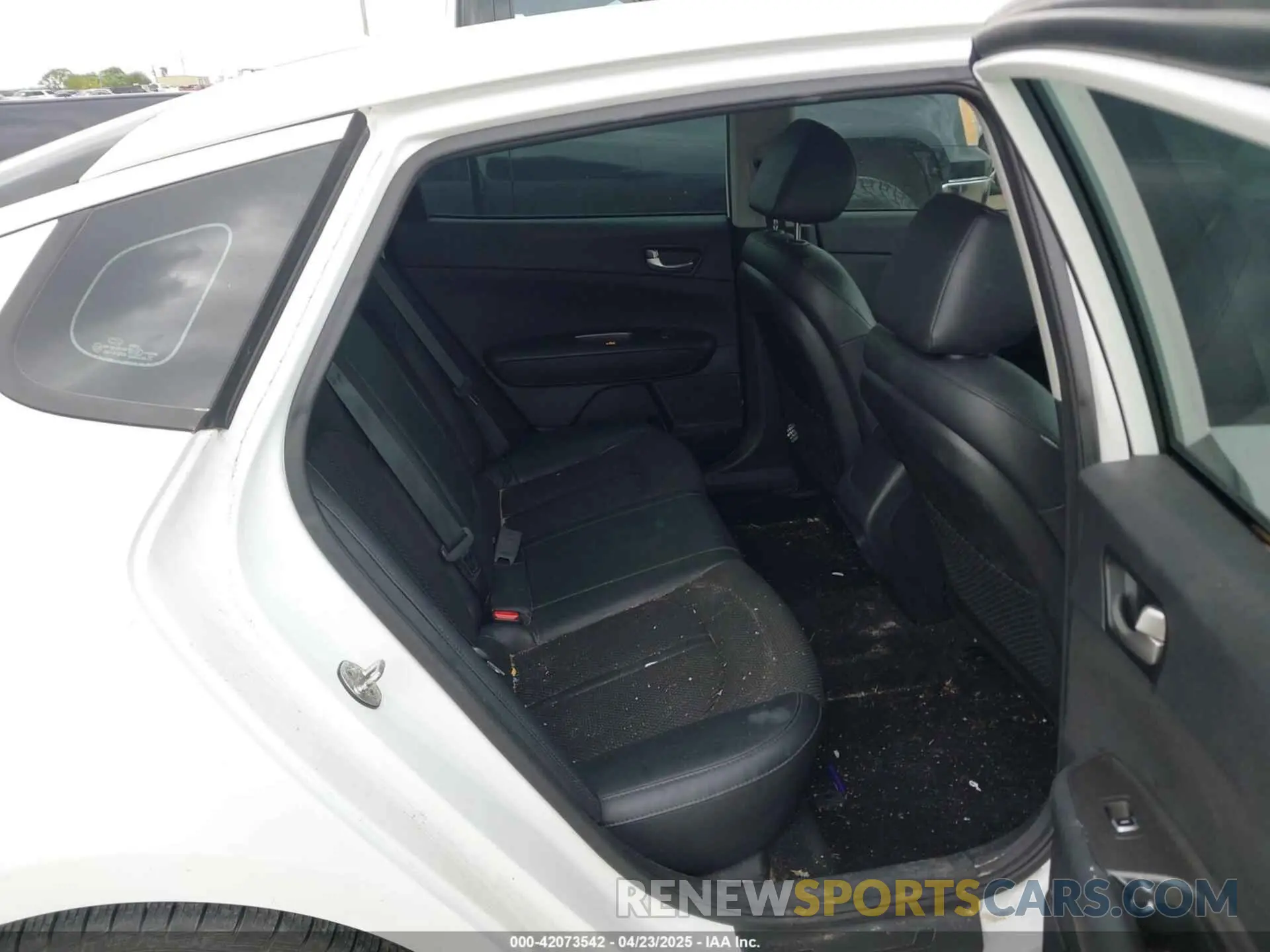 8 Photograph of a damaged car 5XXGT4L30KG333769 KIA OPTIMA 2019