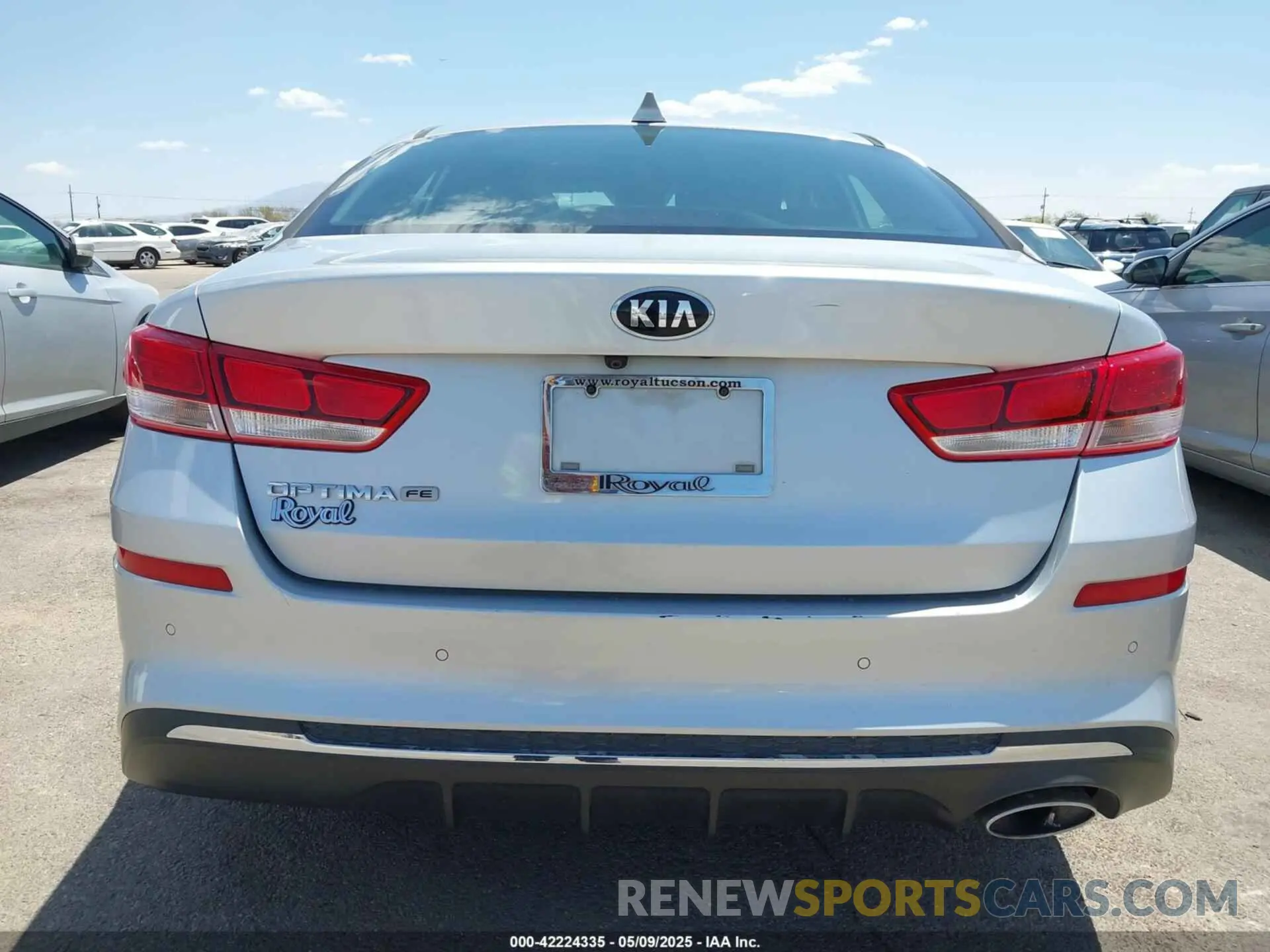 17 Photograph of a damaged car 5XXGT4L30KG334033 KIA OPTIMA 2019