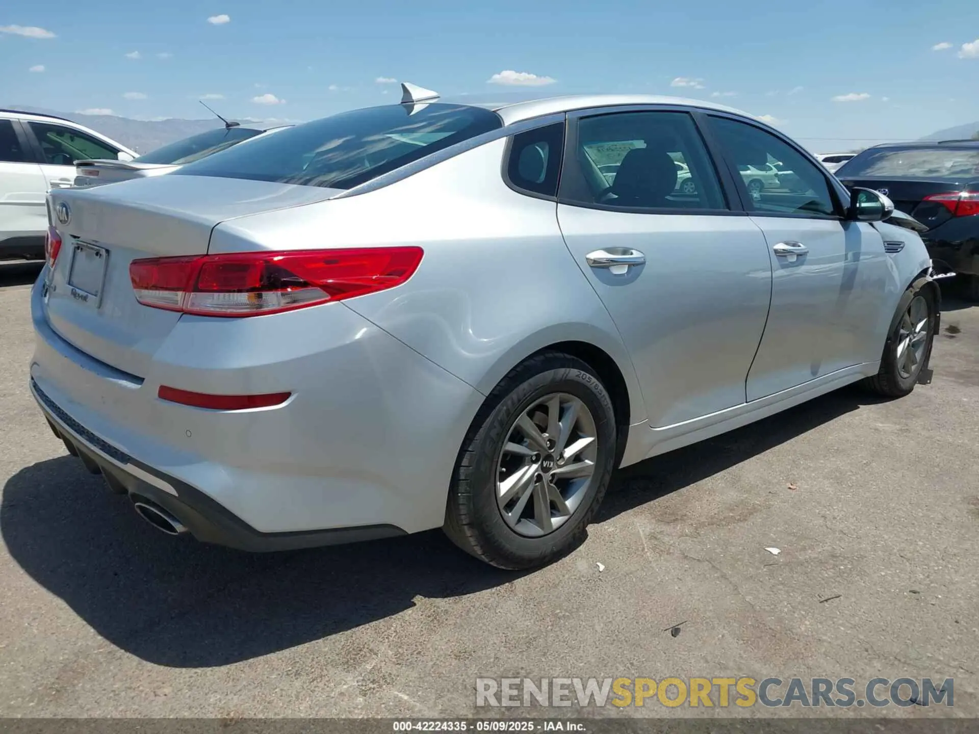 4 Photograph of a damaged car 5XXGT4L30KG334033 KIA OPTIMA 2019