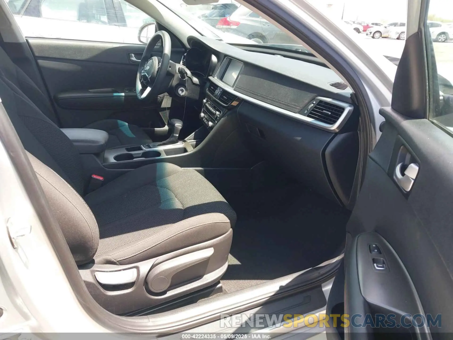 5 Photograph of a damaged car 5XXGT4L30KG334033 KIA OPTIMA 2019