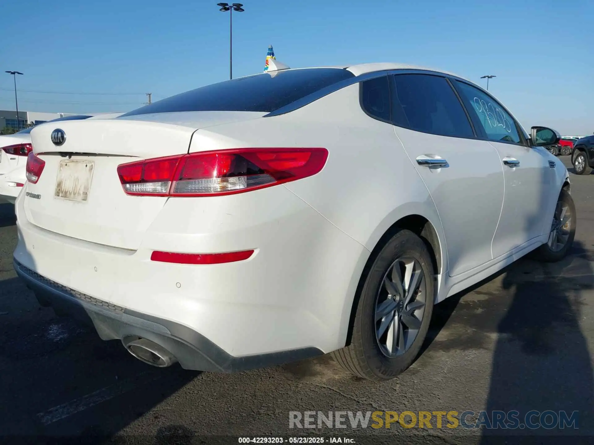 4 Photograph of a damaged car 5XXGT4L30KG340544 KIA OPTIMA 2019