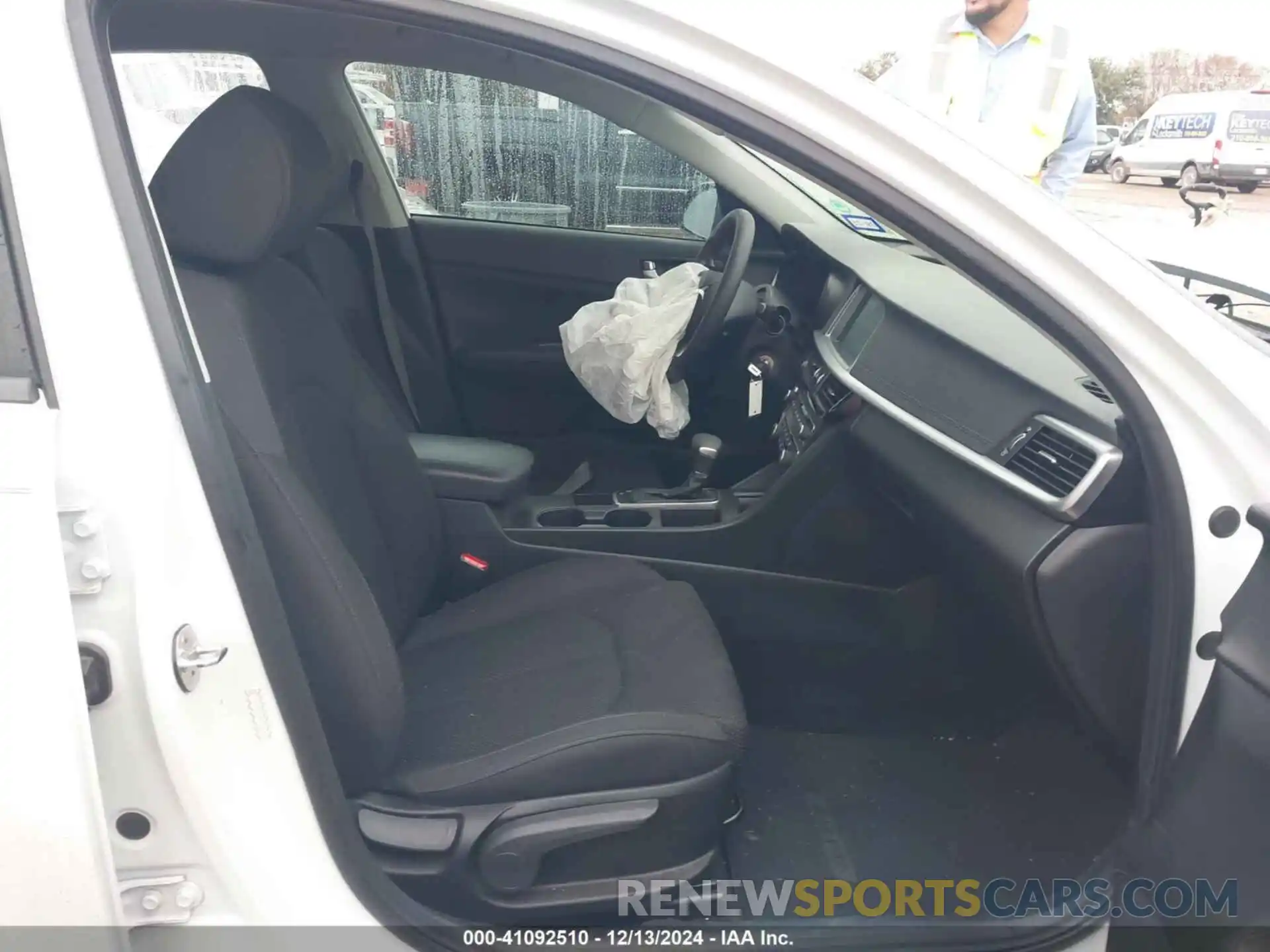 5 Photograph of a damaged car 5XXGT4L30KG350958 KIA OPTIMA 2019