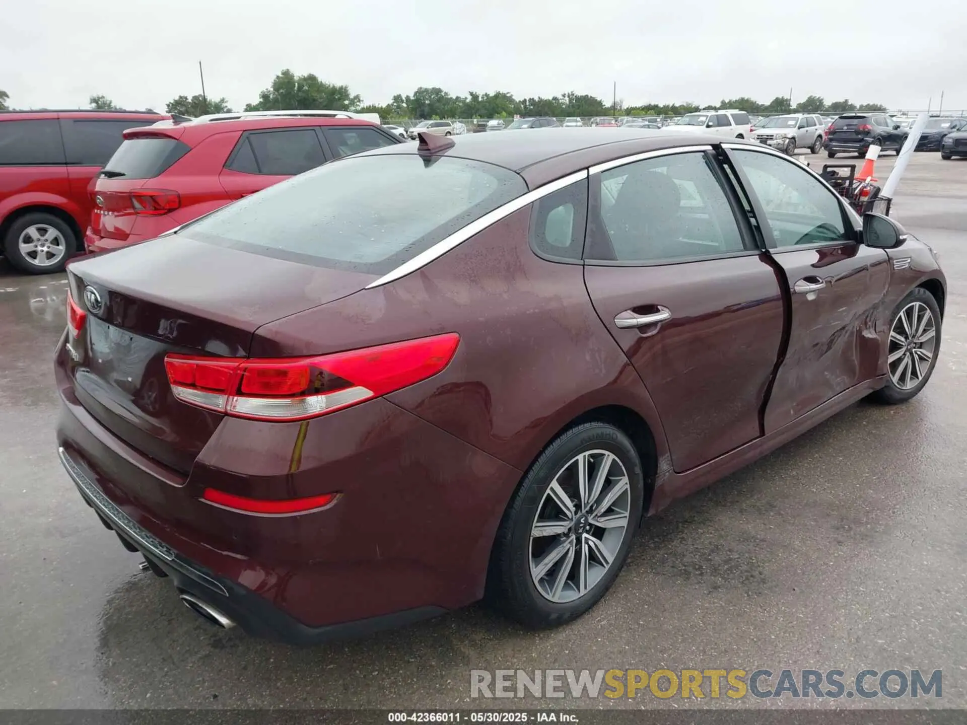 4 Photograph of a damaged car 5XXGT4L30KG355125 KIA OPTIMA 2019