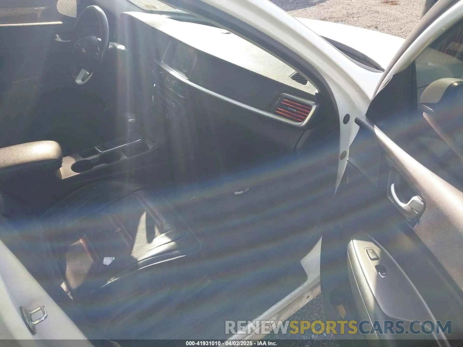 5 Photograph of a damaged car 5XXGT4L31KG301090 KIA OPTIMA 2019