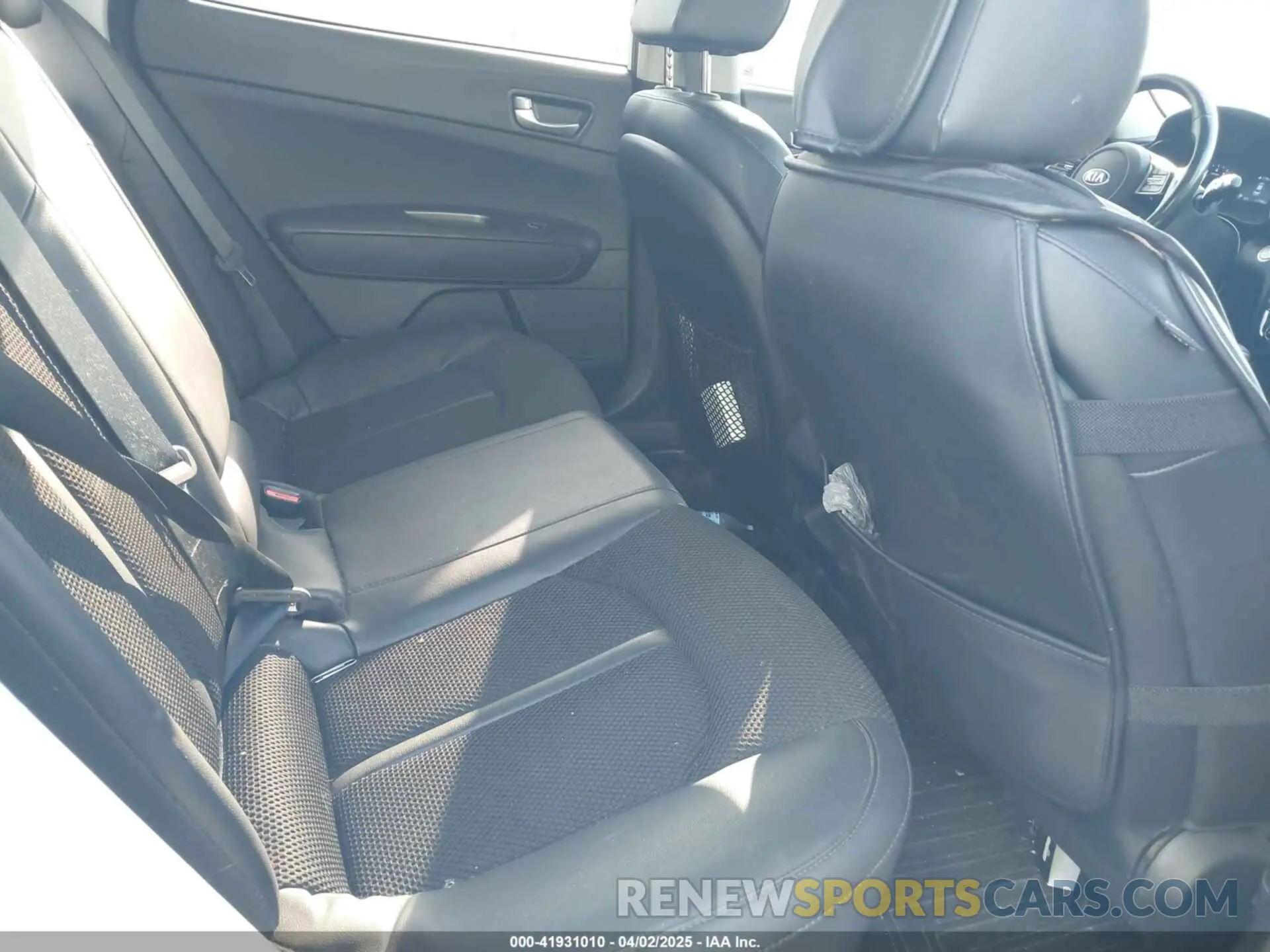 8 Photograph of a damaged car 5XXGT4L31KG301090 KIA OPTIMA 2019