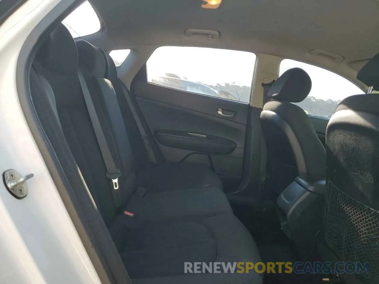 10 Photograph of a damaged car 5XXGT4L31KG330525 KIA OPTIMA 2019