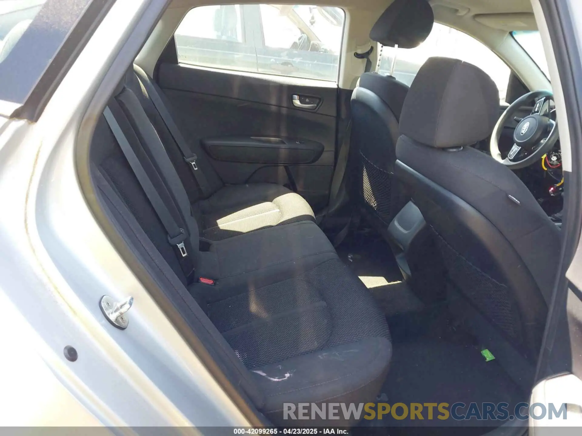 8 Photograph of a damaged car 5XXGT4L31KG351715 KIA OPTIMA 2019