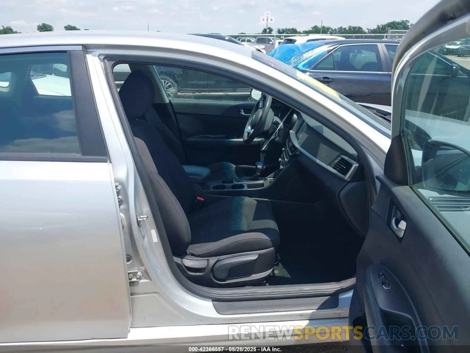 5 Photograph of a damaged car 5XXGT4L32KG291055 KIA OPTIMA 2019