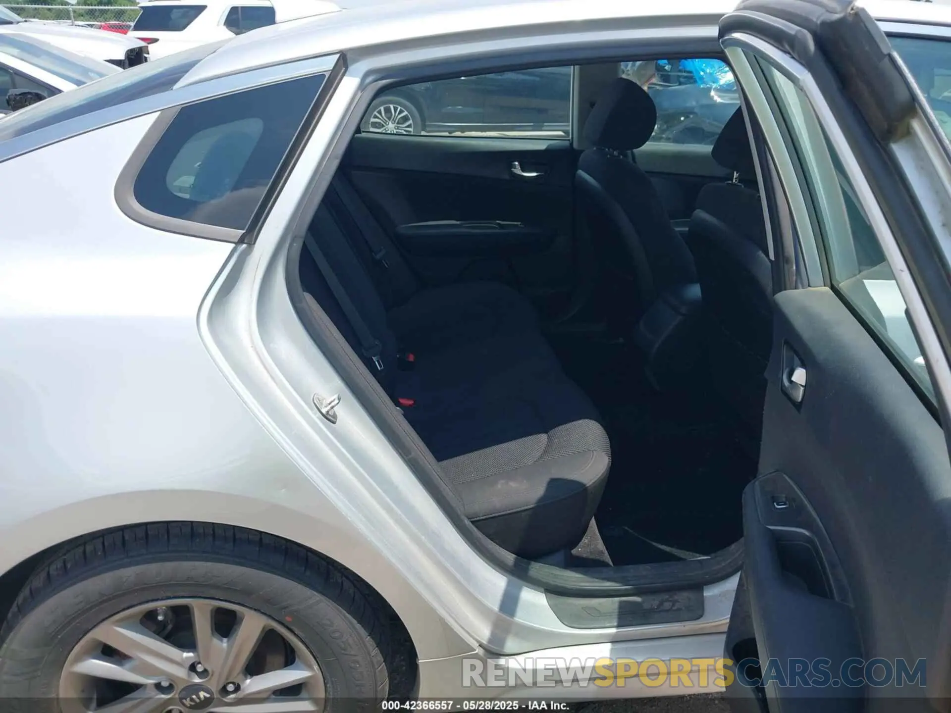 8 Photograph of a damaged car 5XXGT4L32KG291055 KIA OPTIMA 2019