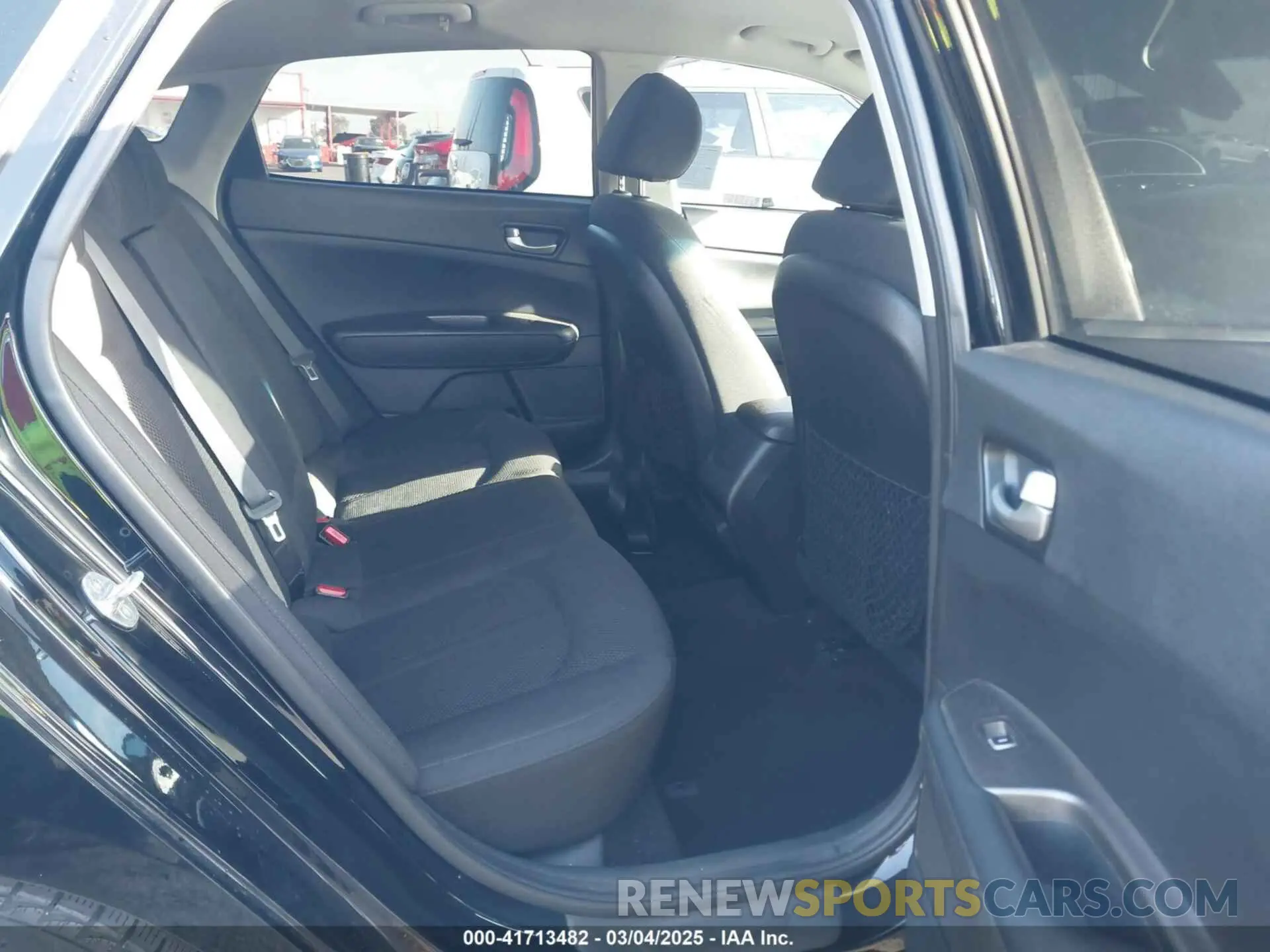8 Photograph of a damaged car 5XXGT4L32KG324877 KIA OPTIMA 2019