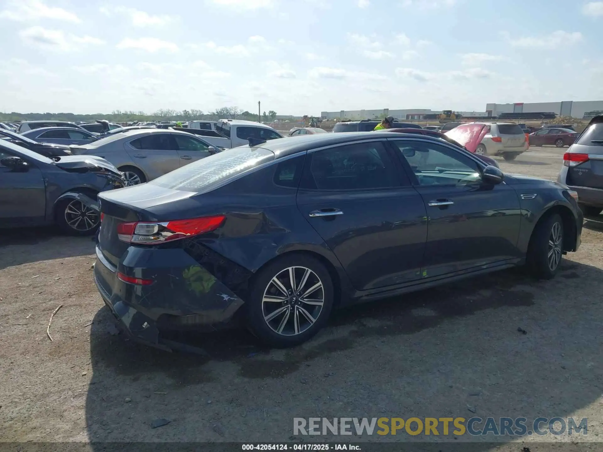4 Photograph of a damaged car 5XXGT4L32KG330324 KIA OPTIMA 2019
