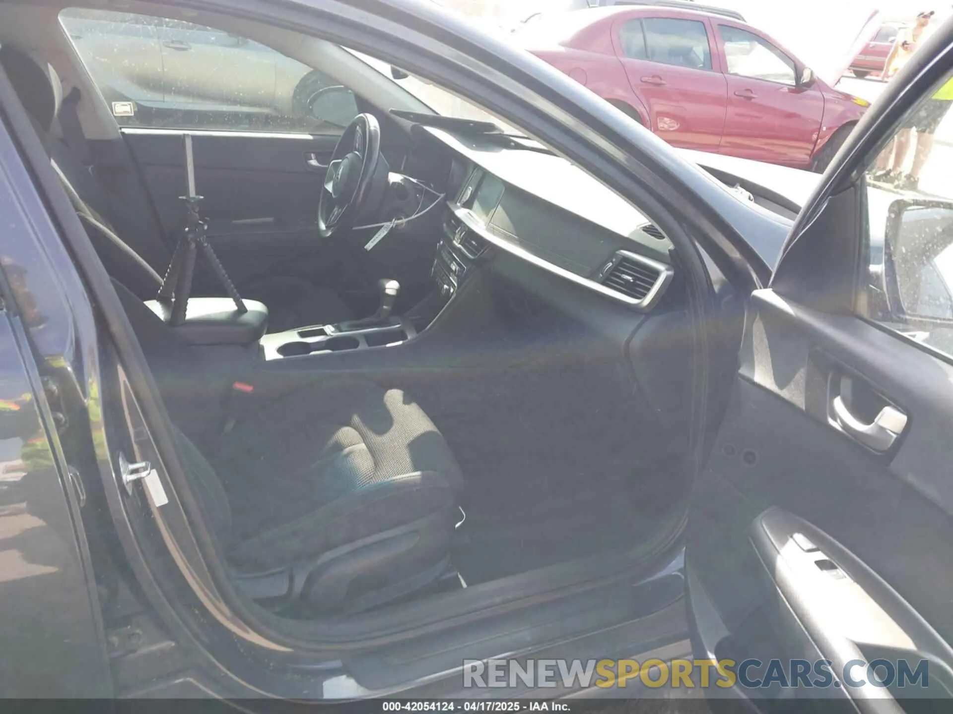 5 Photograph of a damaged car 5XXGT4L32KG330324 KIA OPTIMA 2019