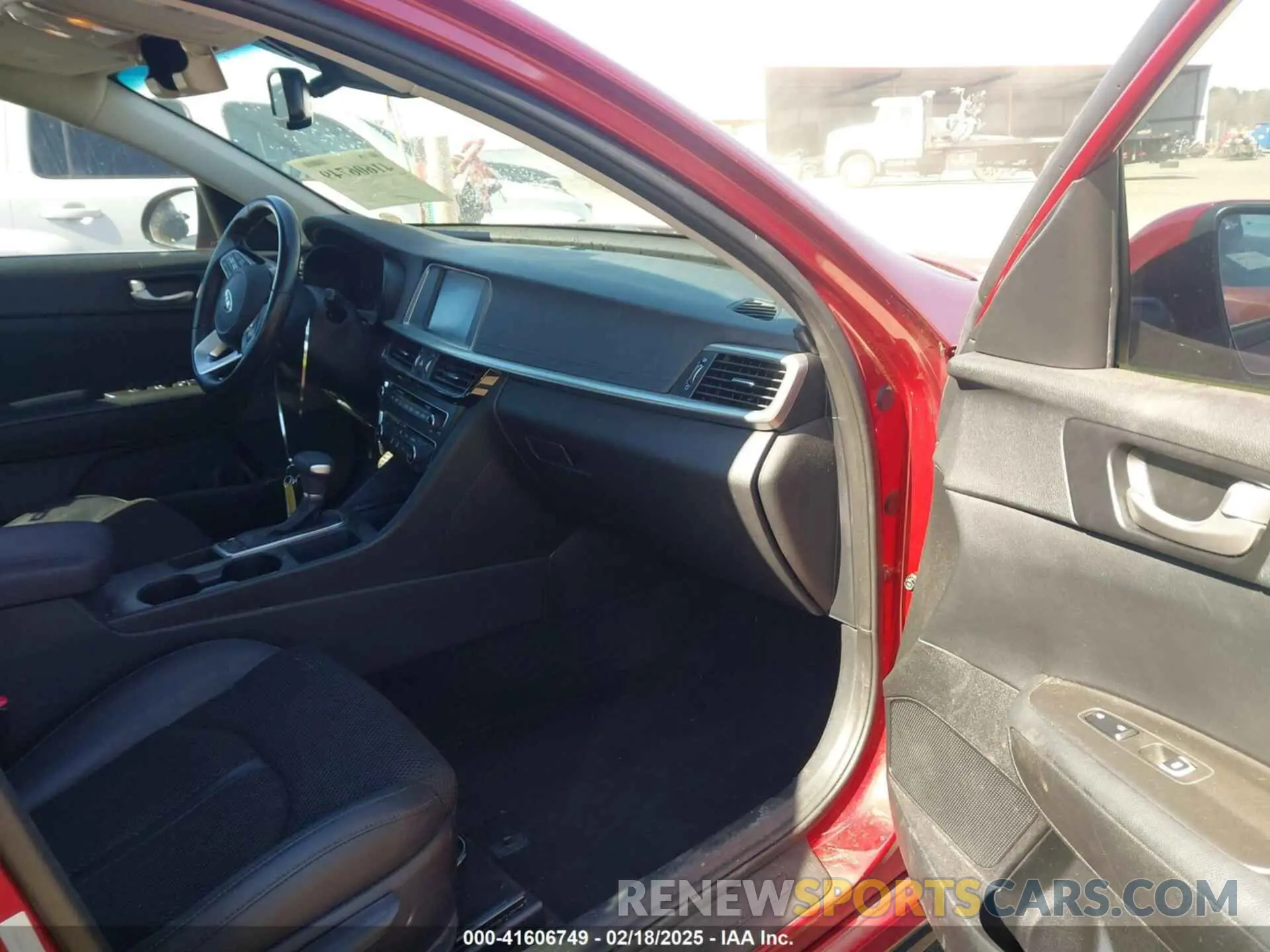 5 Photograph of a damaged car 5XXGT4L32KG332395 KIA OPTIMA 2019