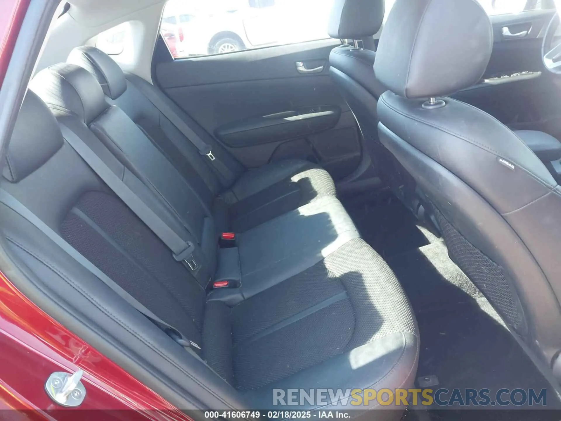 8 Photograph of a damaged car 5XXGT4L32KG332395 KIA OPTIMA 2019