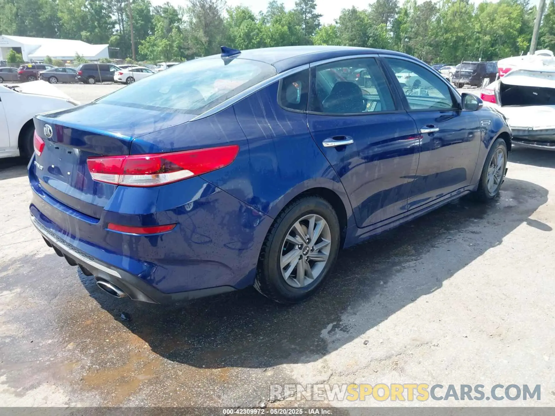 4 Photograph of a damaged car 5XXGT4L32KG345423 KIA OPTIMA 2019