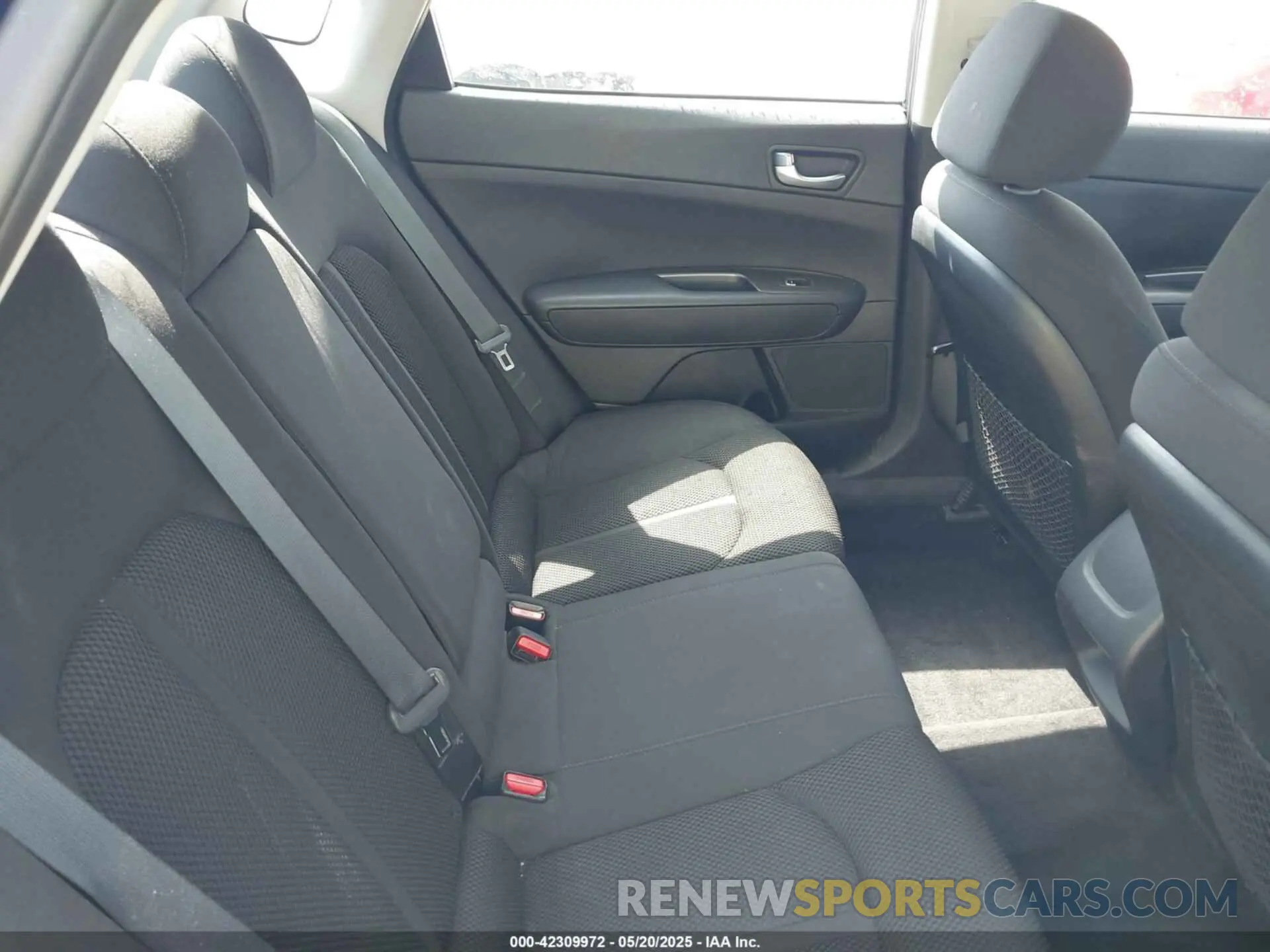 8 Photograph of a damaged car 5XXGT4L32KG345423 KIA OPTIMA 2019