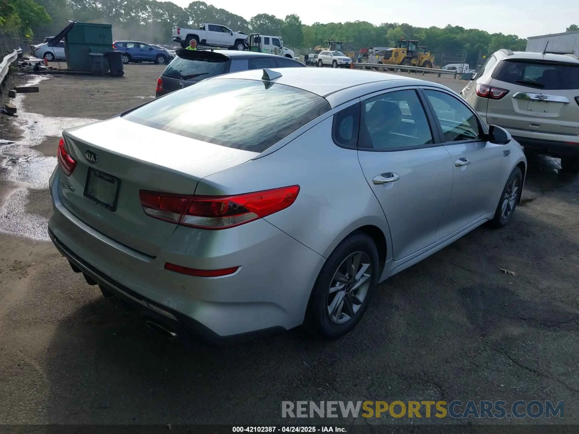 4 Photograph of a damaged car 5XXGT4L32KG354557 KIA OPTIMA 2019