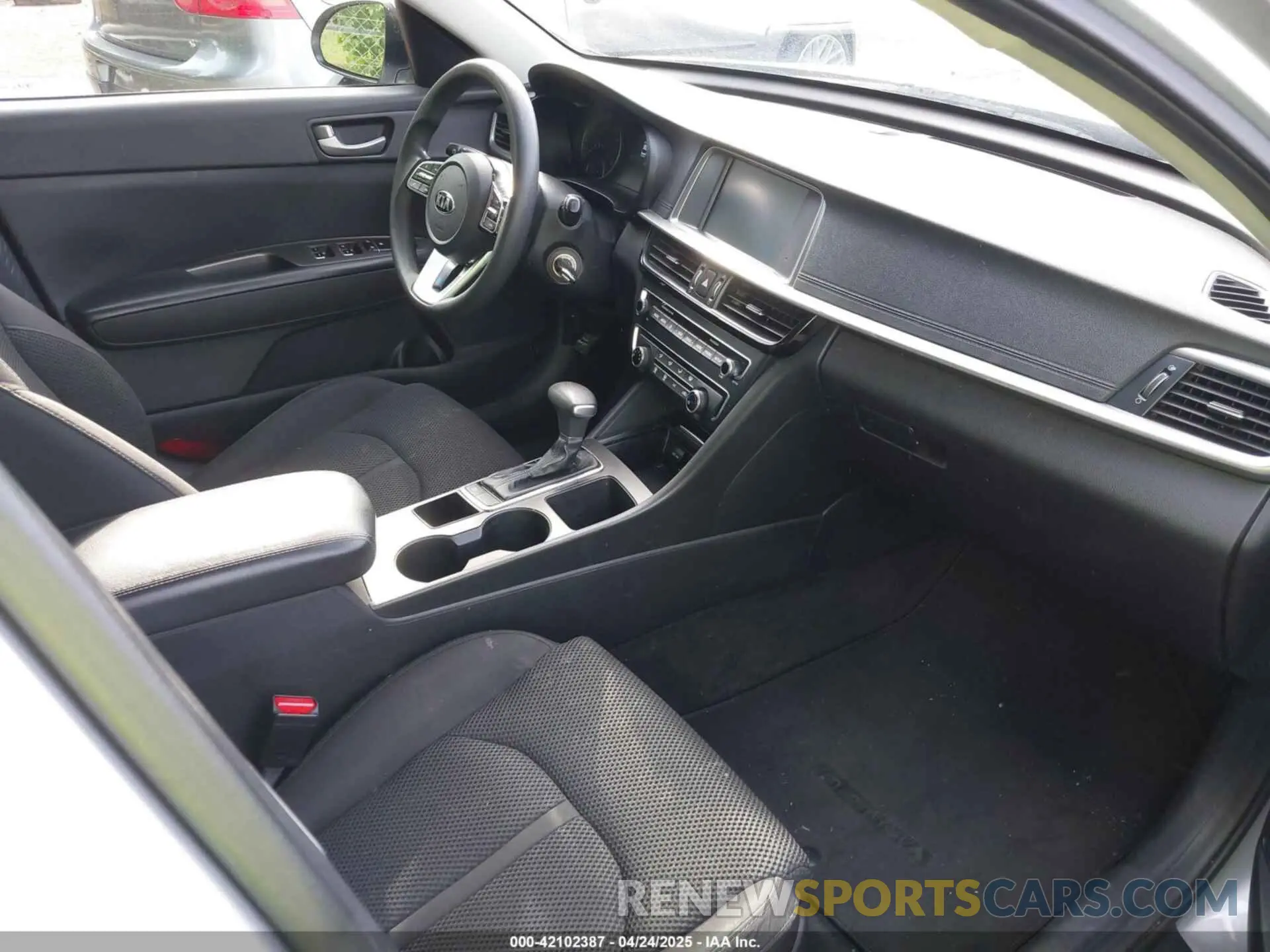 5 Photograph of a damaged car 5XXGT4L32KG354557 KIA OPTIMA 2019