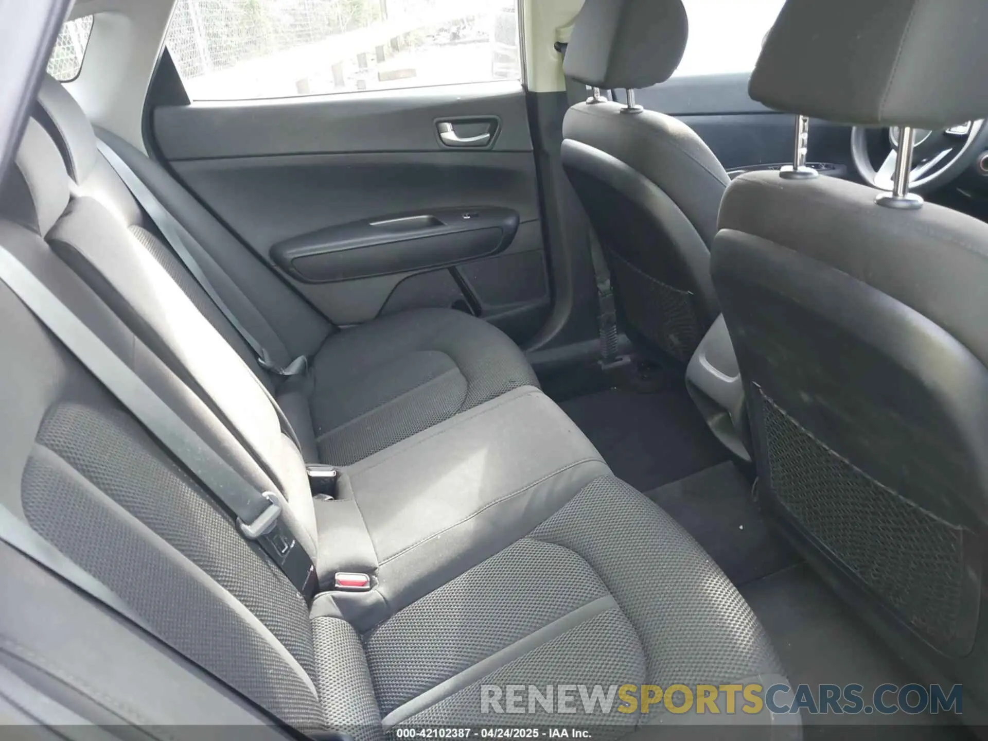 8 Photograph of a damaged car 5XXGT4L32KG354557 KIA OPTIMA 2019