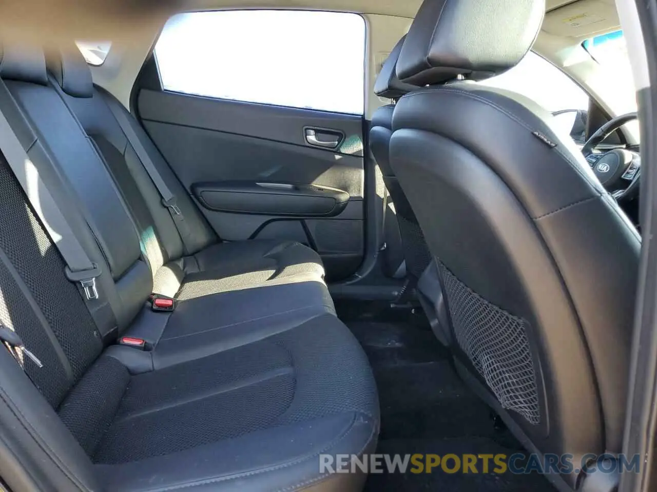10 Photograph of a damaged car 5XXGT4L33KG295681 KIA OPTIMA 2019