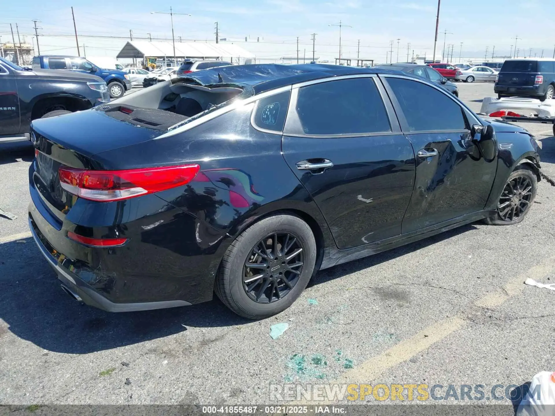 4 Photograph of a damaged car 5XXGT4L33KG296796 KIA OPTIMA 2019
