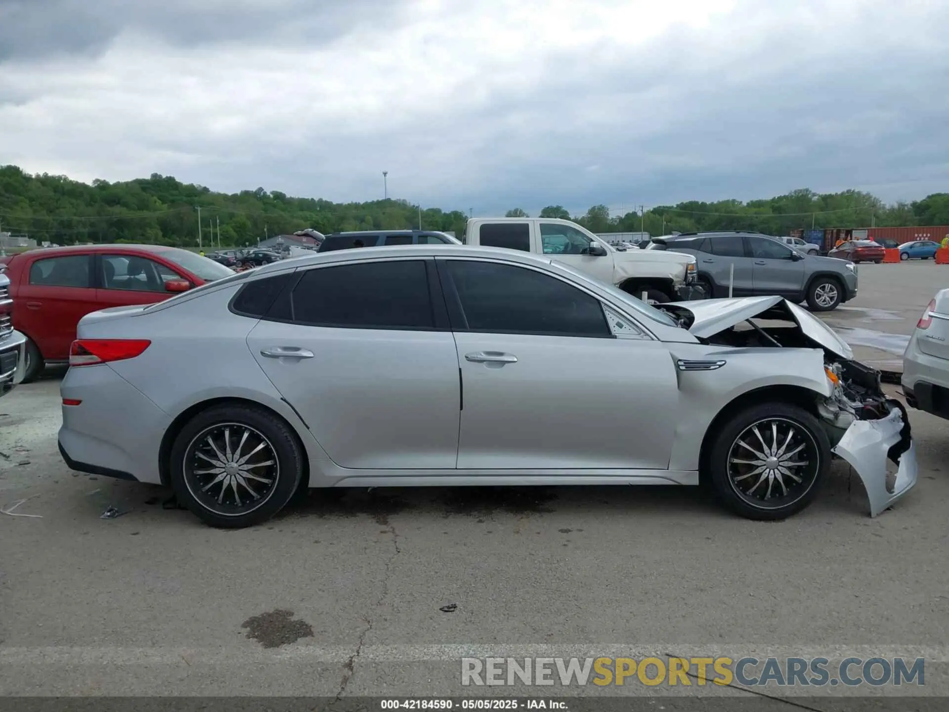 13 Photograph of a damaged car 5XXGT4L33KG320322 KIA OPTIMA 2019
