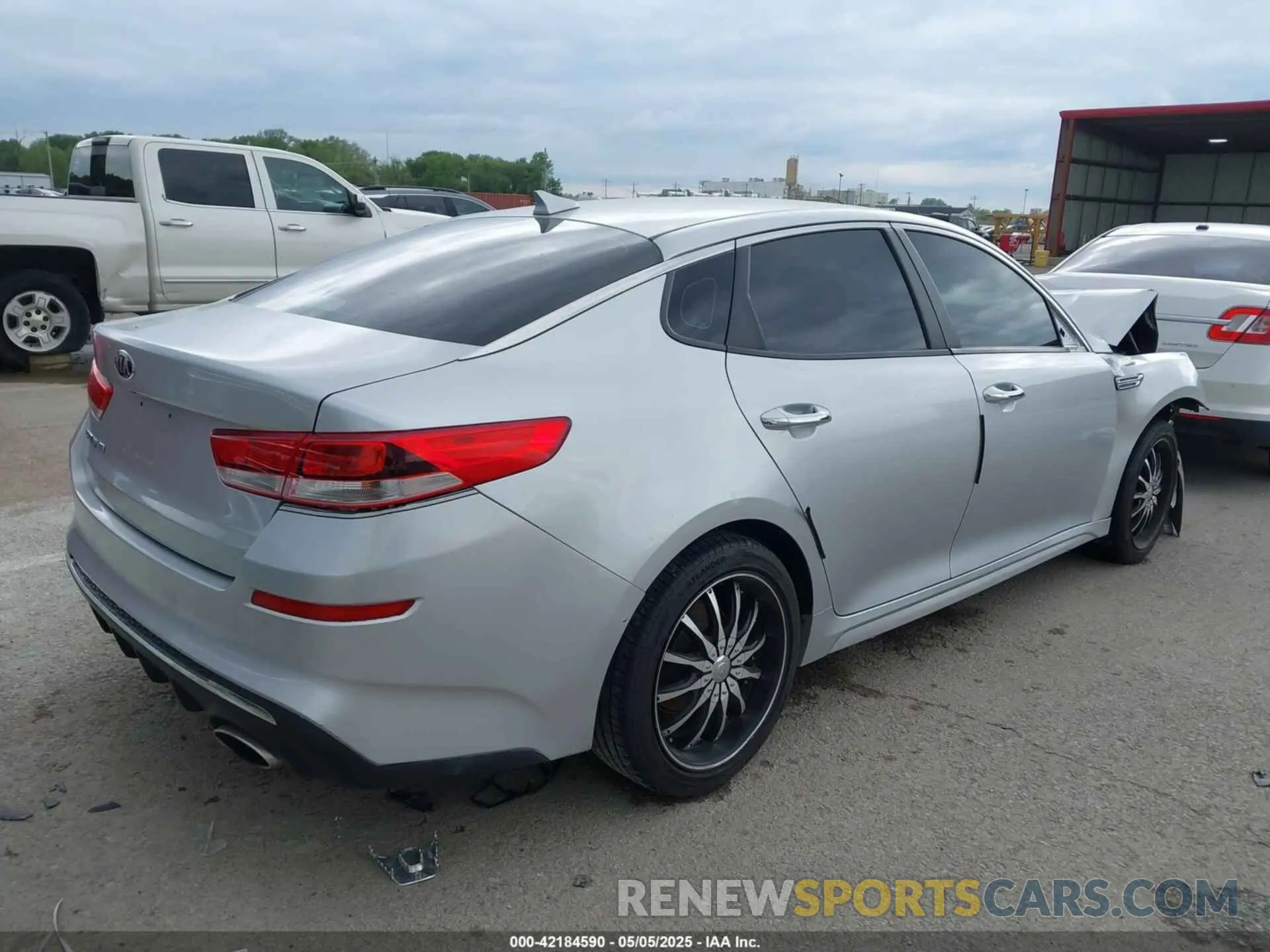 4 Photograph of a damaged car 5XXGT4L33KG320322 KIA OPTIMA 2019
