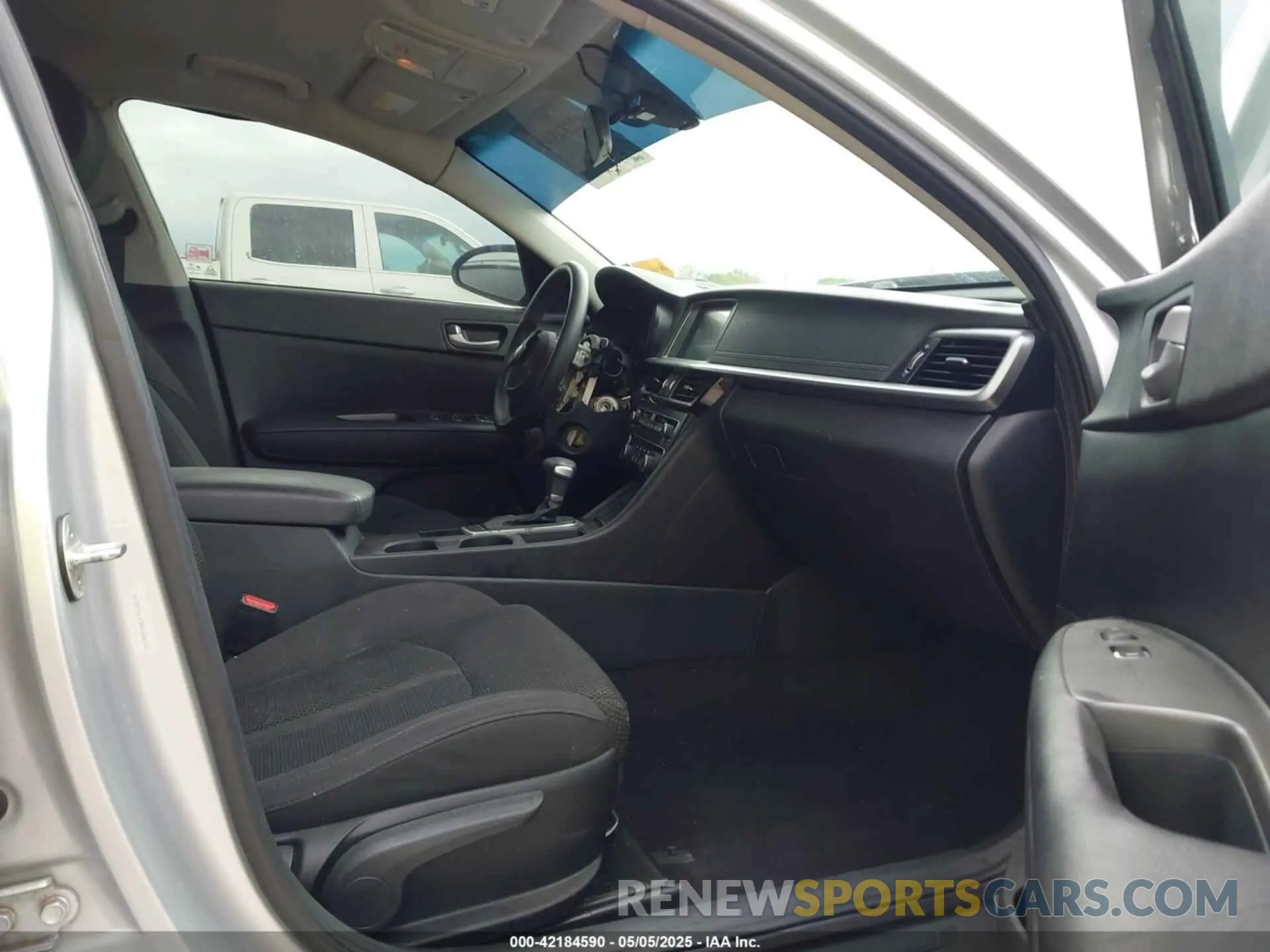 5 Photograph of a damaged car 5XXGT4L33KG320322 KIA OPTIMA 2019