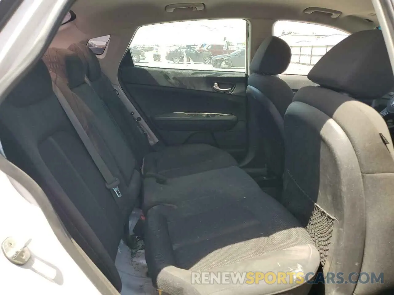 10 Photograph of a damaged car 5XXGT4L33KG331255 KIA OPTIMA 2019