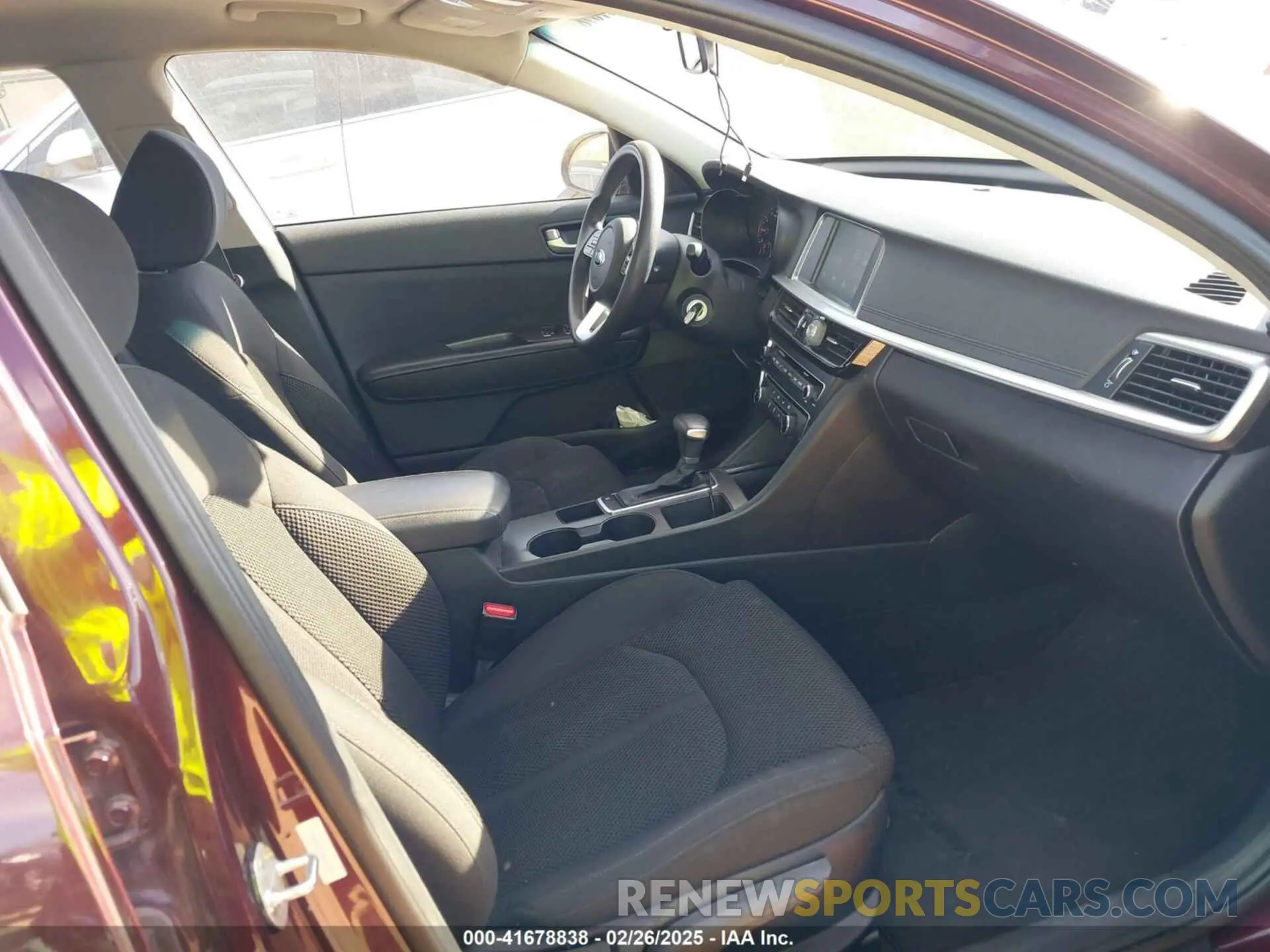 5 Photograph of a damaged car 5XXGT4L33KG333586 KIA OPTIMA 2019