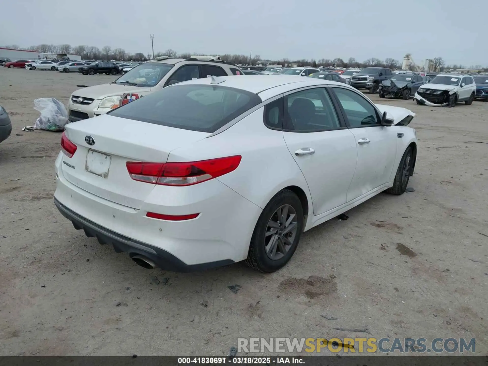 4 Photograph of a damaged car 5XXGT4L33KG337279 KIA OPTIMA 2019