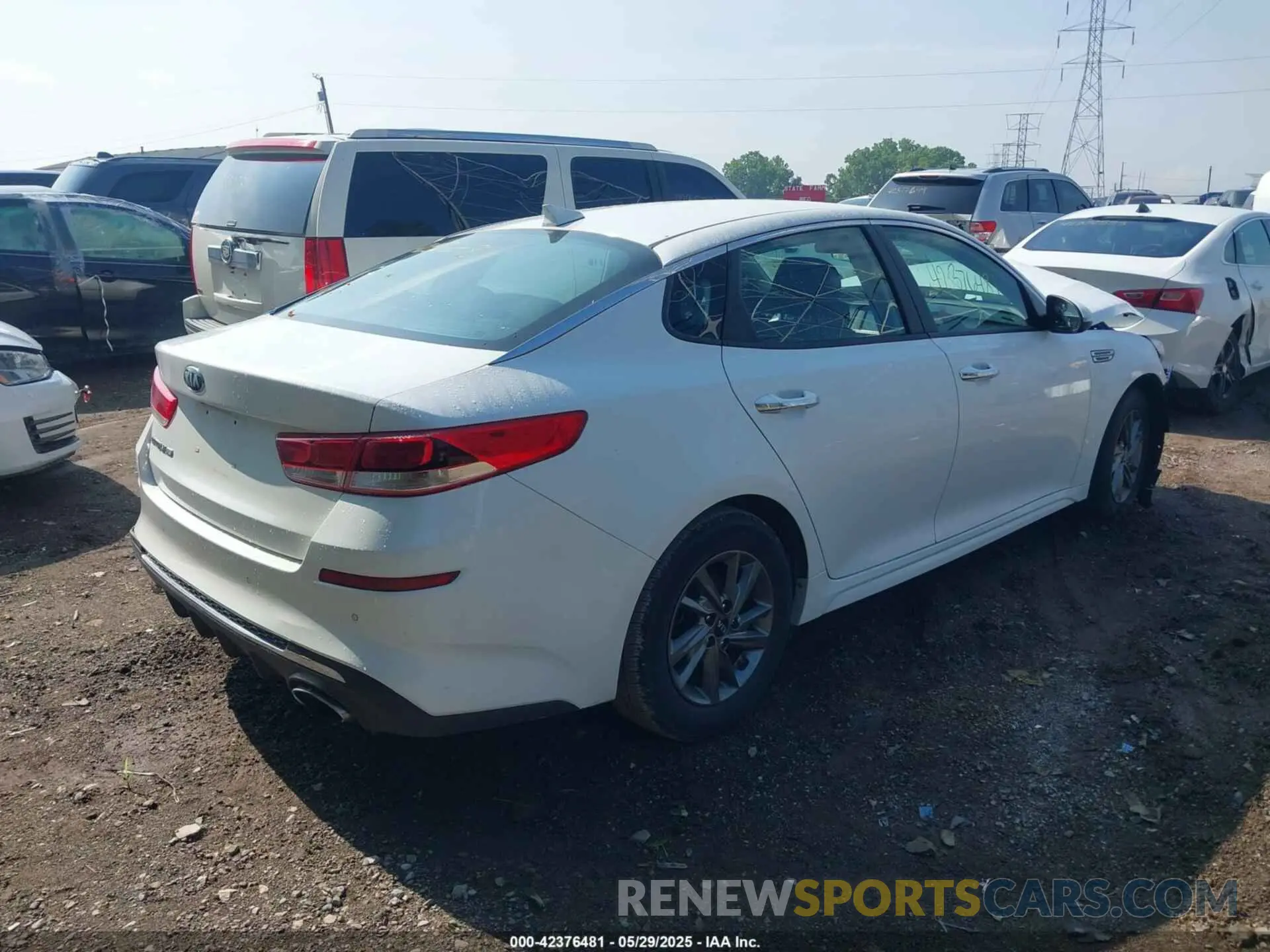 4 Photograph of a damaged car 5XXGT4L33KG346192 KIA OPTIMA 2019