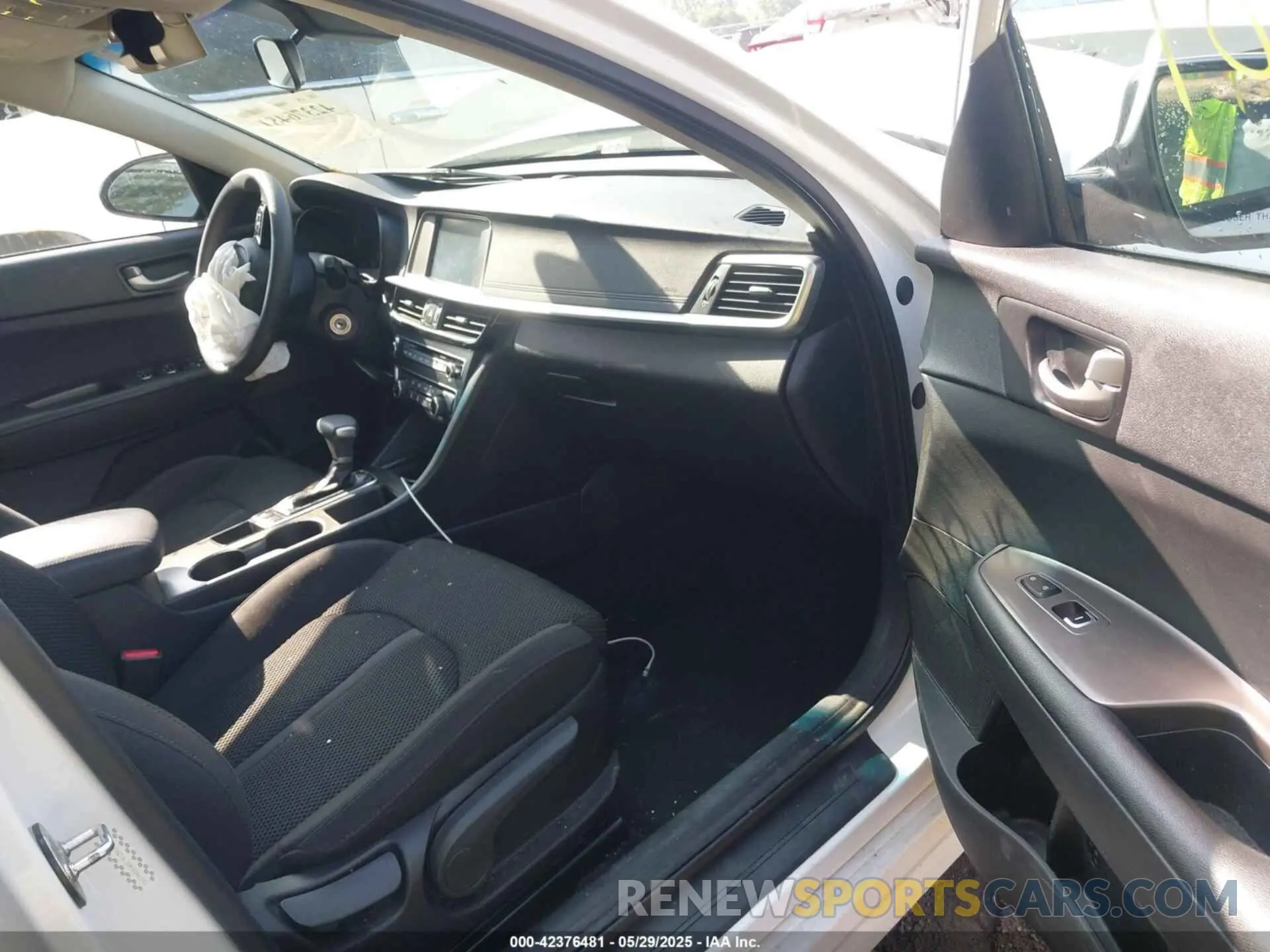 5 Photograph of a damaged car 5XXGT4L33KG346192 KIA OPTIMA 2019