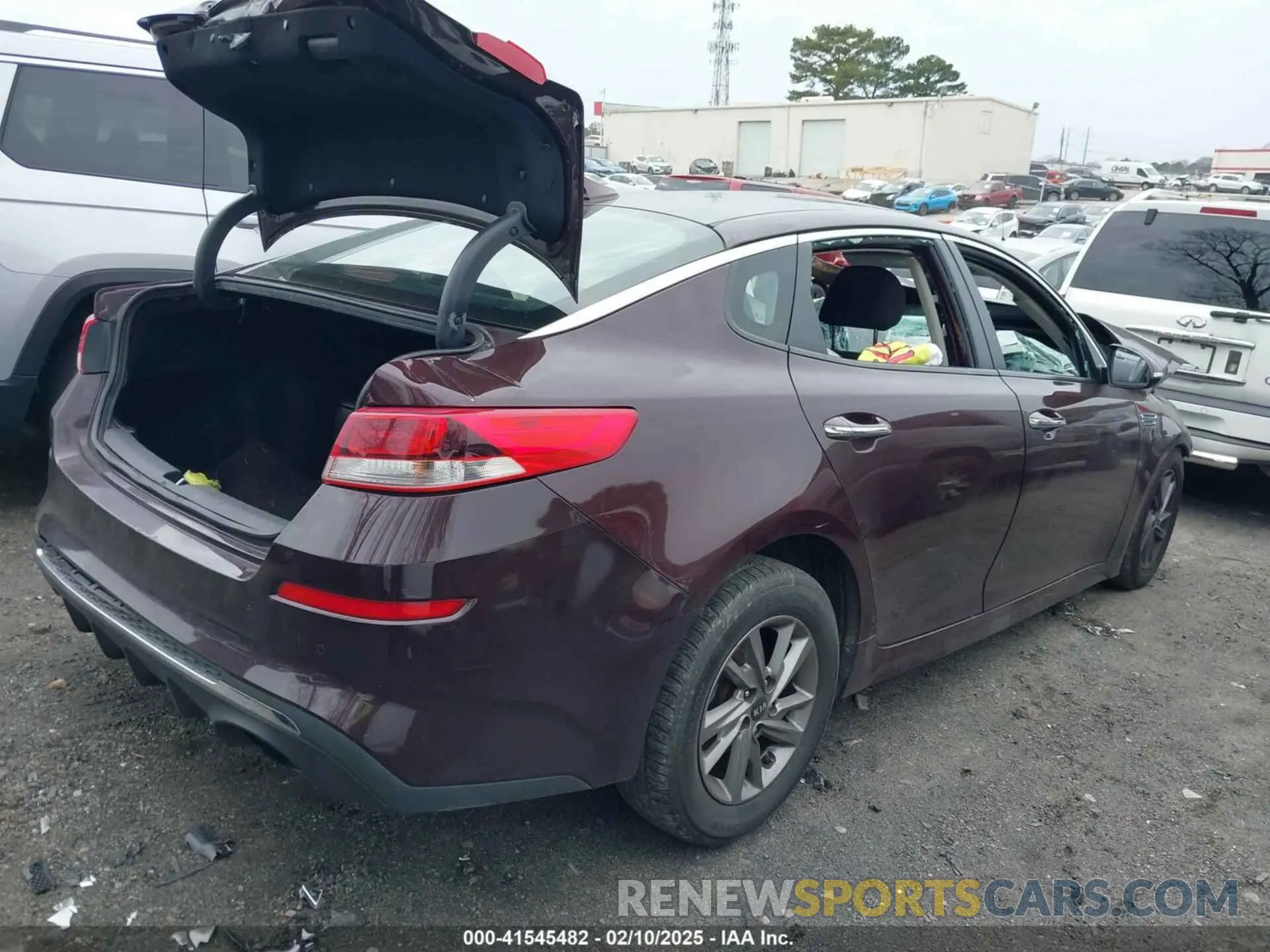 4 Photograph of a damaged car 5XXGT4L33KG348900 KIA OPTIMA 2019