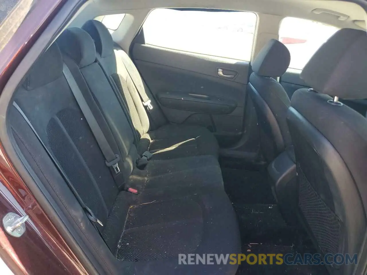 10 Photograph of a damaged car 5XXGT4L33KG351280 KIA OPTIMA 2019
