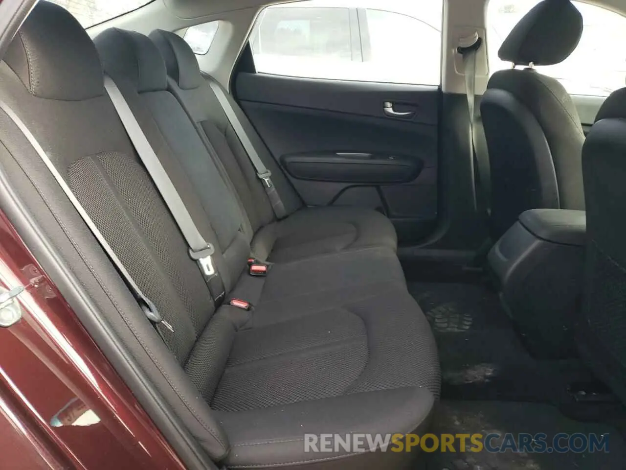 10 Photograph of a damaged car 5XXGT4L33KG352722 KIA OPTIMA 2019