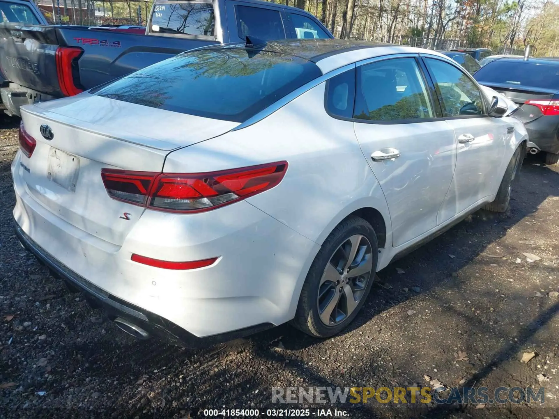 4 Photograph of a damaged car 5XXGT4L33KG371724 KIA OPTIMA 2019