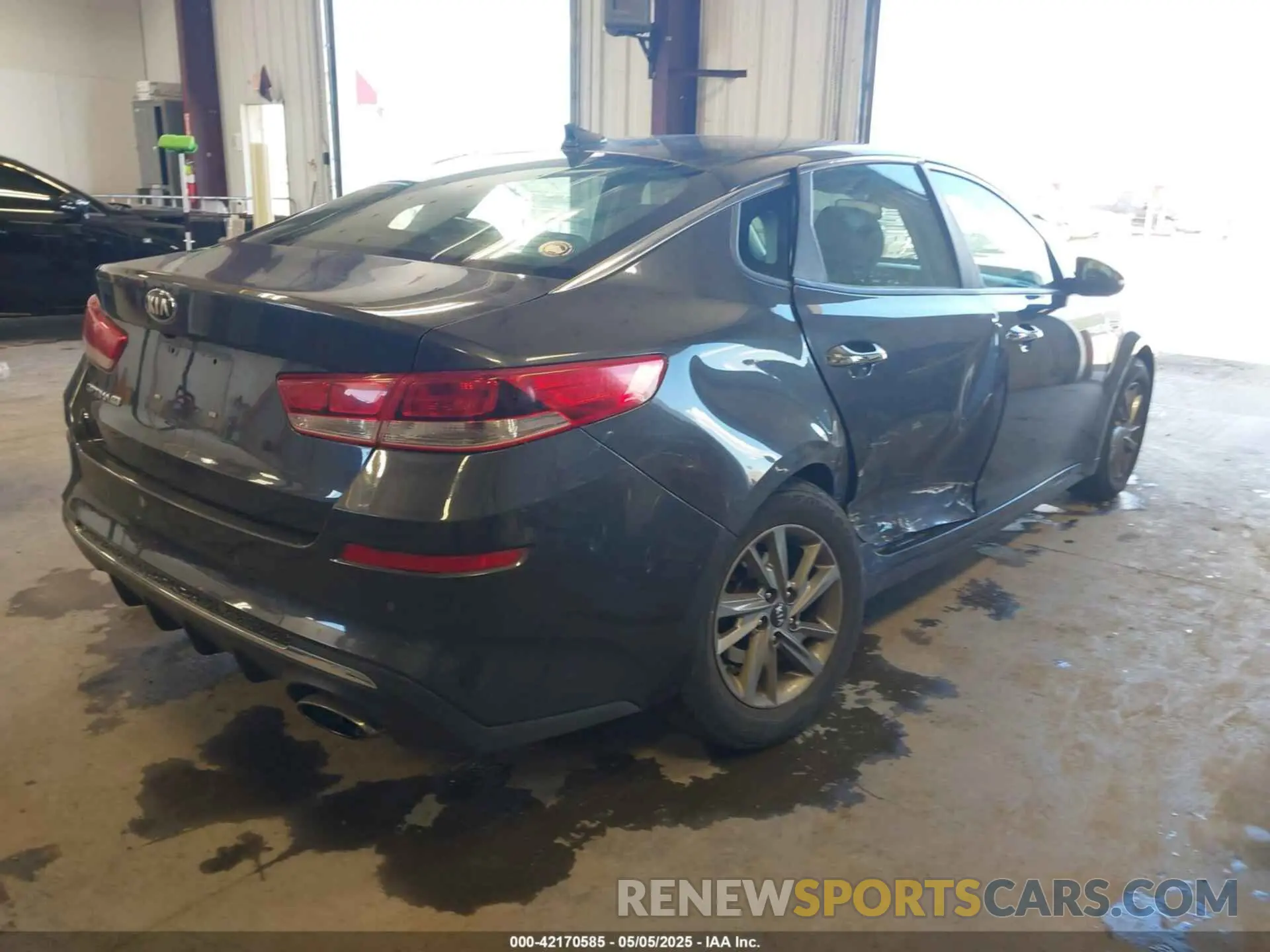 4 Photograph of a damaged car 5XXGT4L34KG287749 KIA OPTIMA 2019