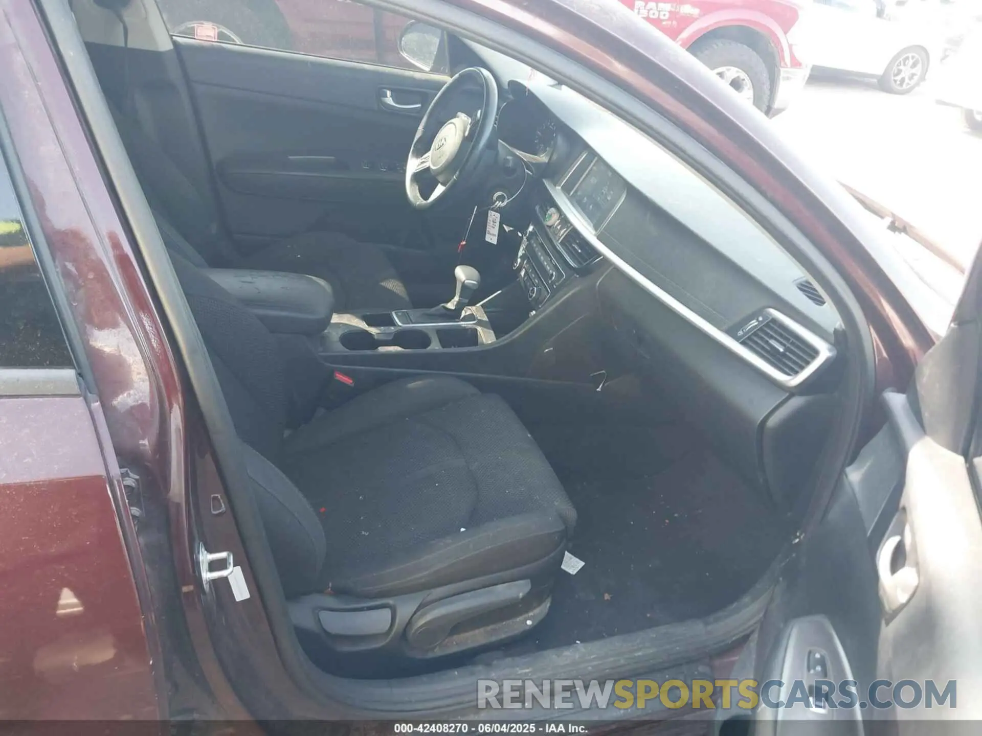 5 Photograph of a damaged car 5XXGT4L34KG300841 KIA OPTIMA 2019